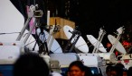 進行反服貿佔領國會運動現場轉播的各家新聞台SNG車與天線(攝影/李瑞光)