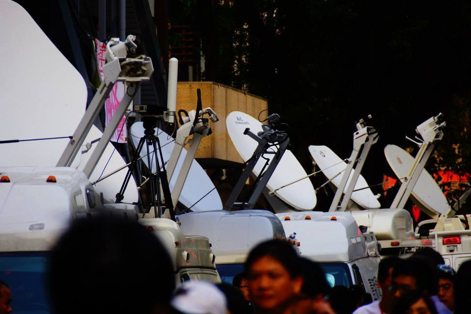 进行反服贸占领国会运动现场转播的各家新闻台SNG车与天线(摄影/李瑞光)