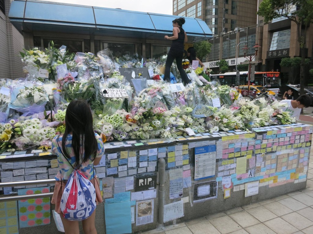 图为事发之后台北捷运板南线江子翠站三号出口的献花与留言情形。摄影/公民记者大暴龙