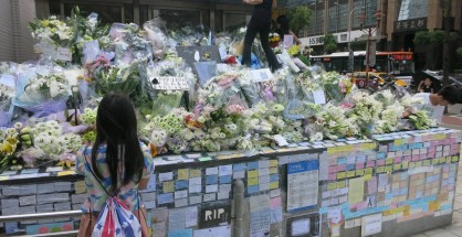 圖為事發之後台北捷運板南線江子翠站三號出口的獻花與留言情形。攝影/公民記者大暴龍