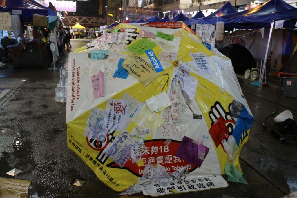 香港雨傘革命尖沙嘴現場，貼滿了標語的雨傘。攝影/戴瑜慧