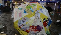 香港雨伞革命尖沙嘴现场，贴满了标语的雨伞。摄影/戴瑜慧