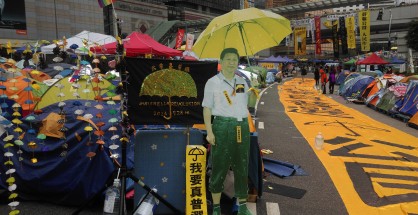 港人爭普選，防胡椒槍擊兼防雨的雨傘成為爭普選運動主視覺。