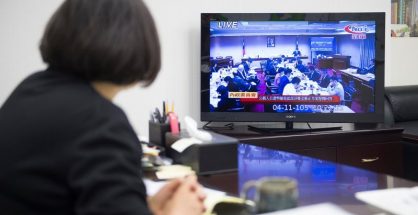 蔡英文自PO臉書在辦公室看國會頻道的情形