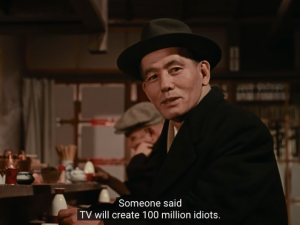 小津安二郎电影《早安》（お早よう）片段，林先生在酒馆里表达他对电视的看法：「据说电视将创造一亿个笨蛋」但他最后还是买电视给孩子们了。 