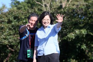 文化部長李永得（左）。照片授權：CC BY 2.0 (KOKUYO)