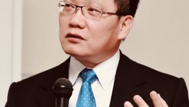 財政部長蘇建榮表示,我國因應疫情增加政府支出,但目前財政穩健,「沒有加稅的需求」。(圖片作者:WenWenNui;授權條款:CC BY-SA 4.0)