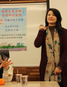 已经离台的东南卫视记者艾珂竹(右)(照片来源:文化大学)
