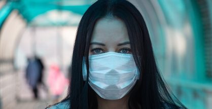 女性一向在正式与非正式的照顾工作上担负的角色,使其成为疫病肆虐中的受害者。图片授权:www.vperemen.com (CC BY-SA 4.0)