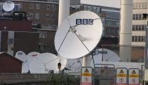 英国政府宣布，BBC目前对每个收视户收取的年度订阅许可费将于2027年废止。
"BBC" by SlipStreamJC is licensed under