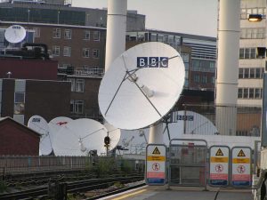 英国政府宣布，BBC目前对每个收视户收取的年度订阅许可费将于2027年废止。 "BBC" by SlipStreamJC is licensed under