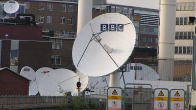 英國政府宣布，BBC目前對每個收視戶收取的年度訂閱許可費將於2027年廢止。
"BBC" by SlipStreamJC is licensed under