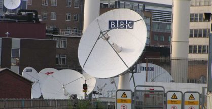 英國政府宣布，BBC目前對每個收視戶收取的年度訂閱許可費將於2027年廢止。
"BBC" by SlipStreamJC is licensed under