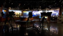 台湾电视新闻市场密度全球罕见，过度饱和与竞争的结果，导致业者普遍获利不足，因此新闻内容同质化、腥羶化、重复播放的状况日趋严重。
图片来源："WHIO-TV Studio" by Scott Beale is licensed under CC BY 2.0