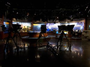 台湾电视新闻市场密度全球罕见，过度饱和与竞争的结果，导致业者普遍获利不足，因此新闻内容同质化、腥羶化、重复播放的状况日趋严重。 图片来源："WHIO-TV Studio" by Scott Beale is licensed under CC BY 2.0
